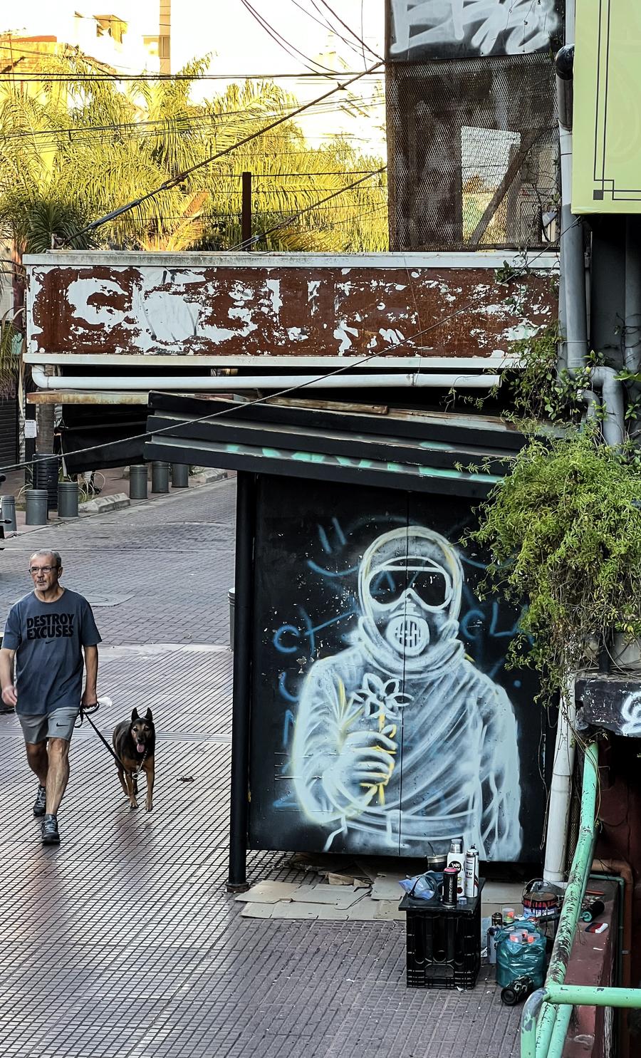 El Eternauta mural by Cundo Marchi in Buenos Aires, Argentina, view 2