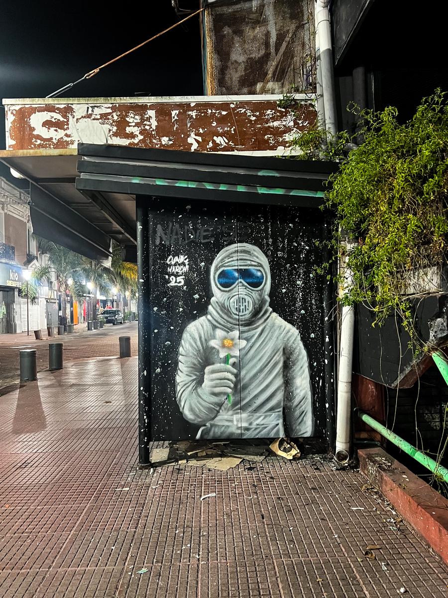 El Eternauta mural by Cundo Marchi in Buenos Aires, Argentina, view 4