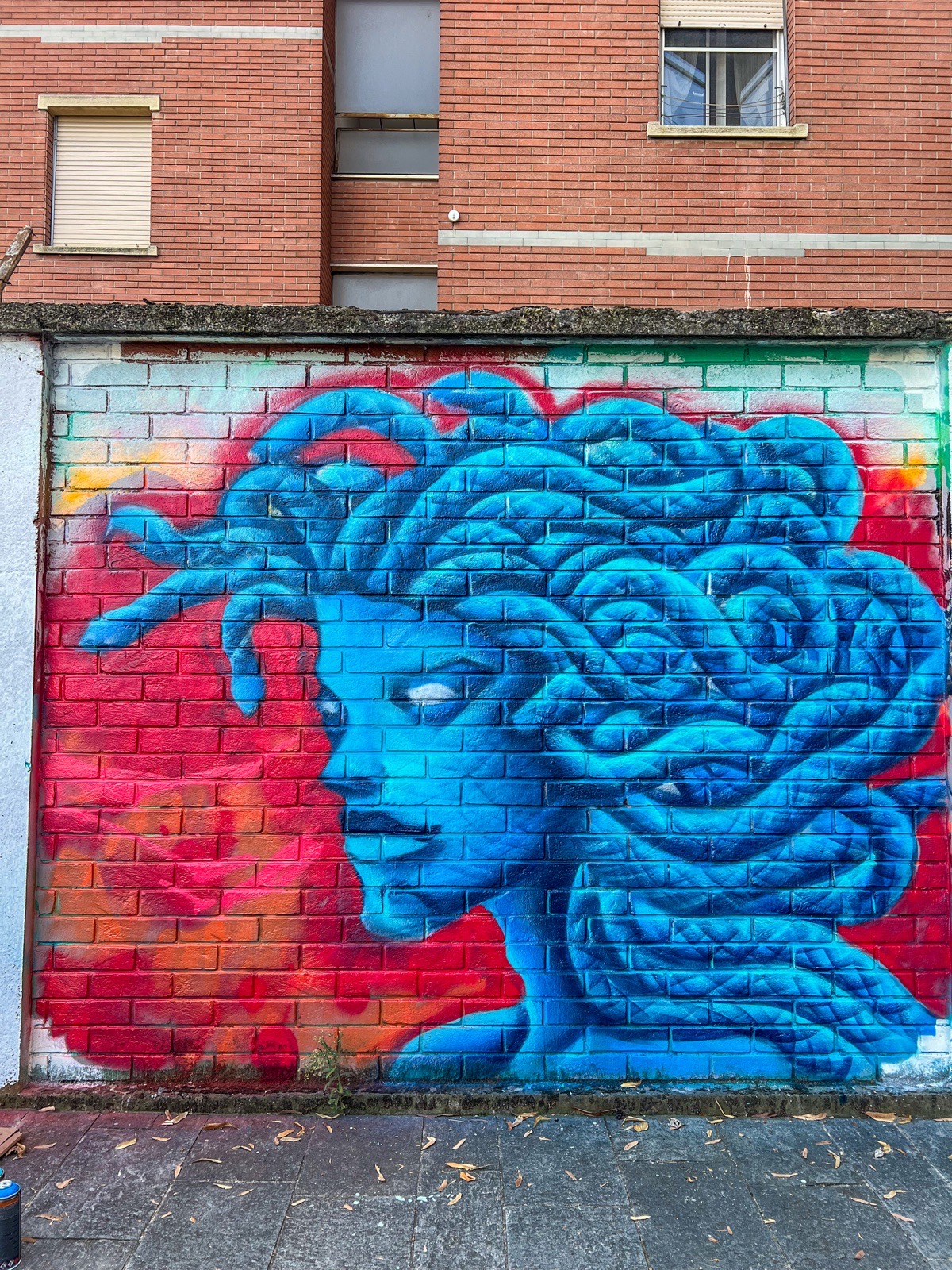 Cundo Marchi with the completed Medusa mural in Parma