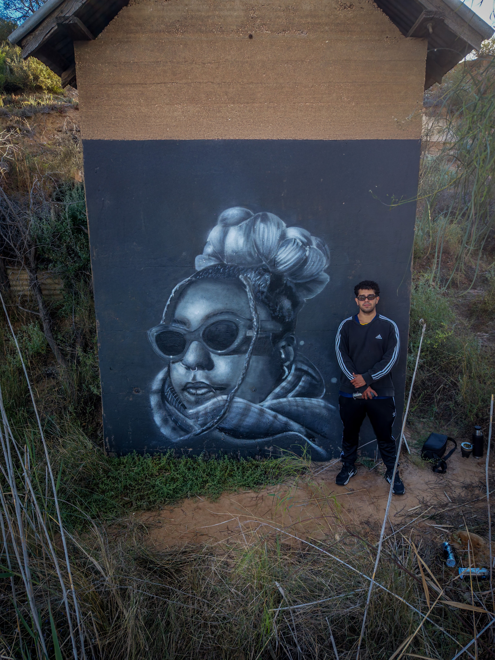 Cundo Marchi beside the completed Tay mural